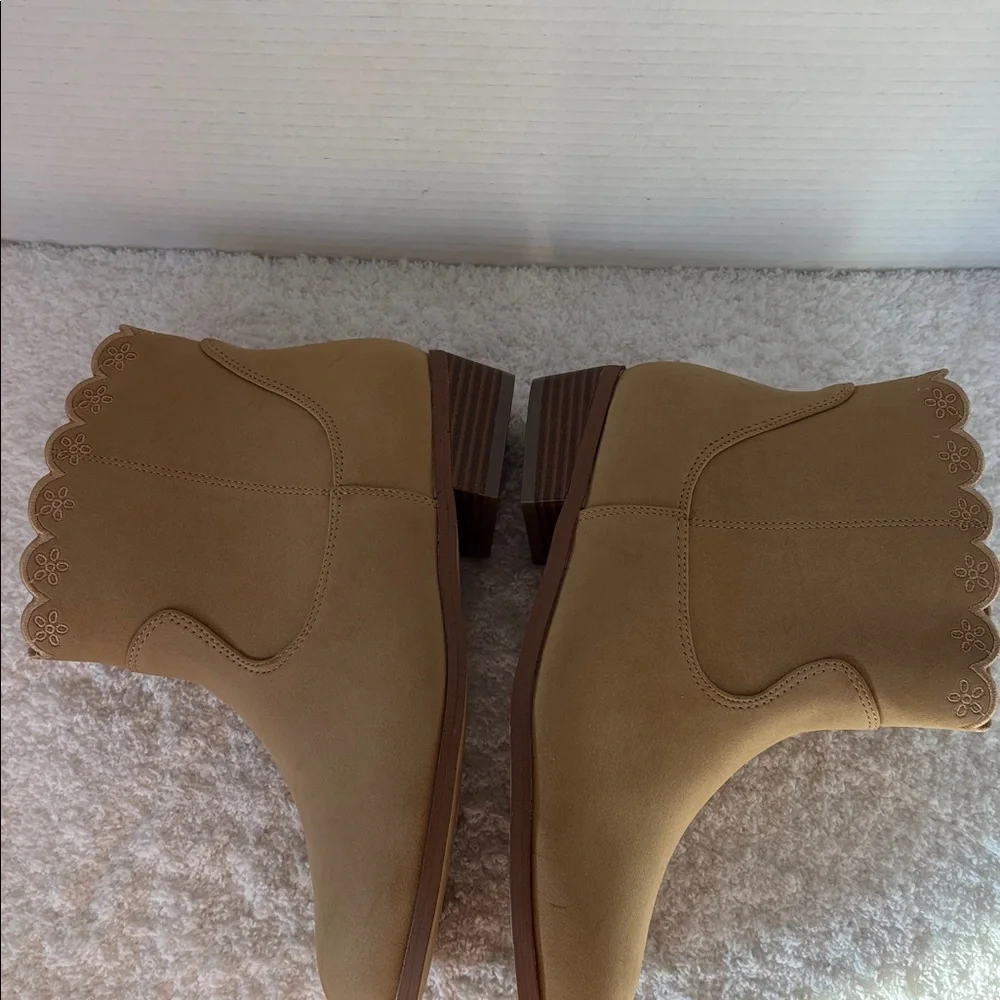 J.Crew Crewcuts Girls' Embroidered Sueded Boots, Color- Camel, Size 5.    NWT